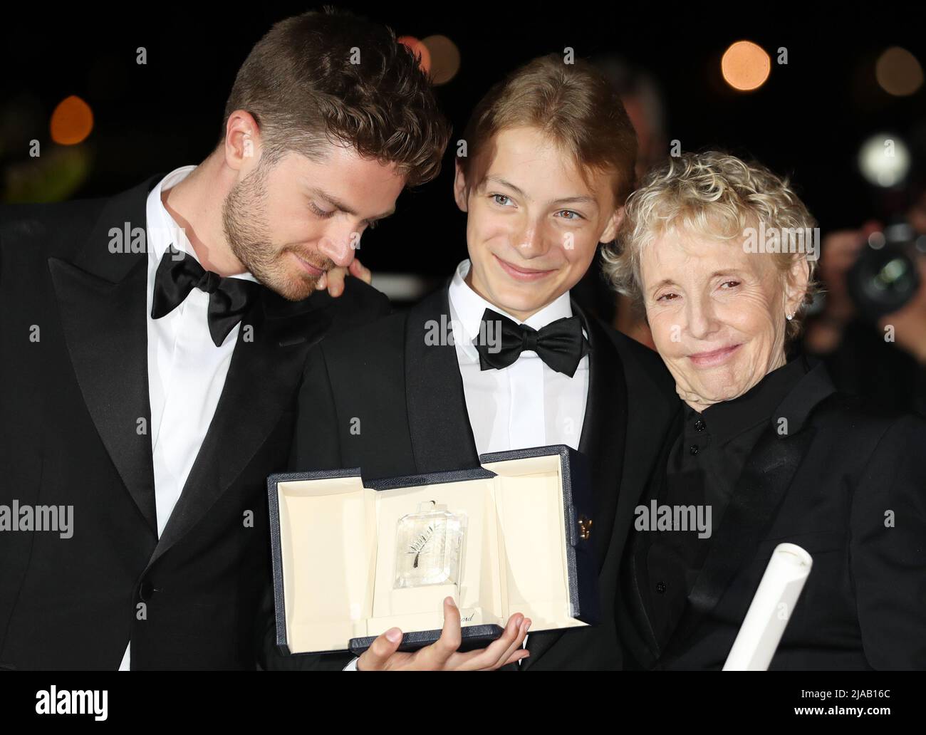 Cannes, Francia. 28th maggio 2022. Il regista Lukas Dhont (L) e Eden Damsalamoia (C) per il film 'Close' posa con il regista Claire Denis per il film 'Stars at Noon' durante una fotocall dopo che i due film hanno vinto il Gran Premio alla cerimonia di chiusura dell'edizione 75th del Festival di Cannes, francia meridionale, 28 maggio 2022. Credit: Gao Jing/Xinhua/Alamy Live News Foto Stock