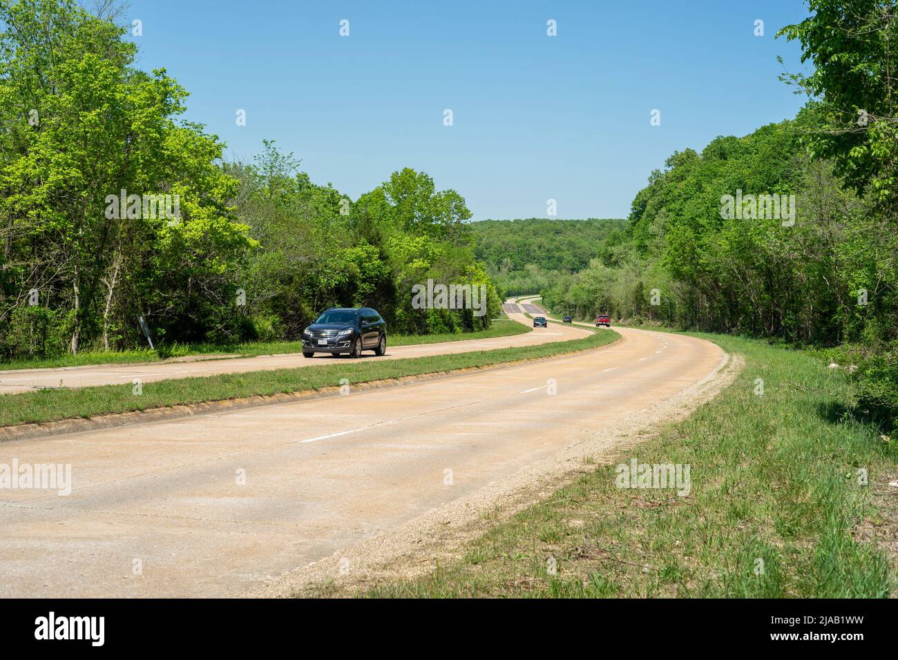 Tratto a quattro corsie di 'Highway Z' vicino a Devils Elbow, Missouri. La prima sezione a quattro corsie della Route 66, ora bypassata dalla i-44. USA Foto Stock
