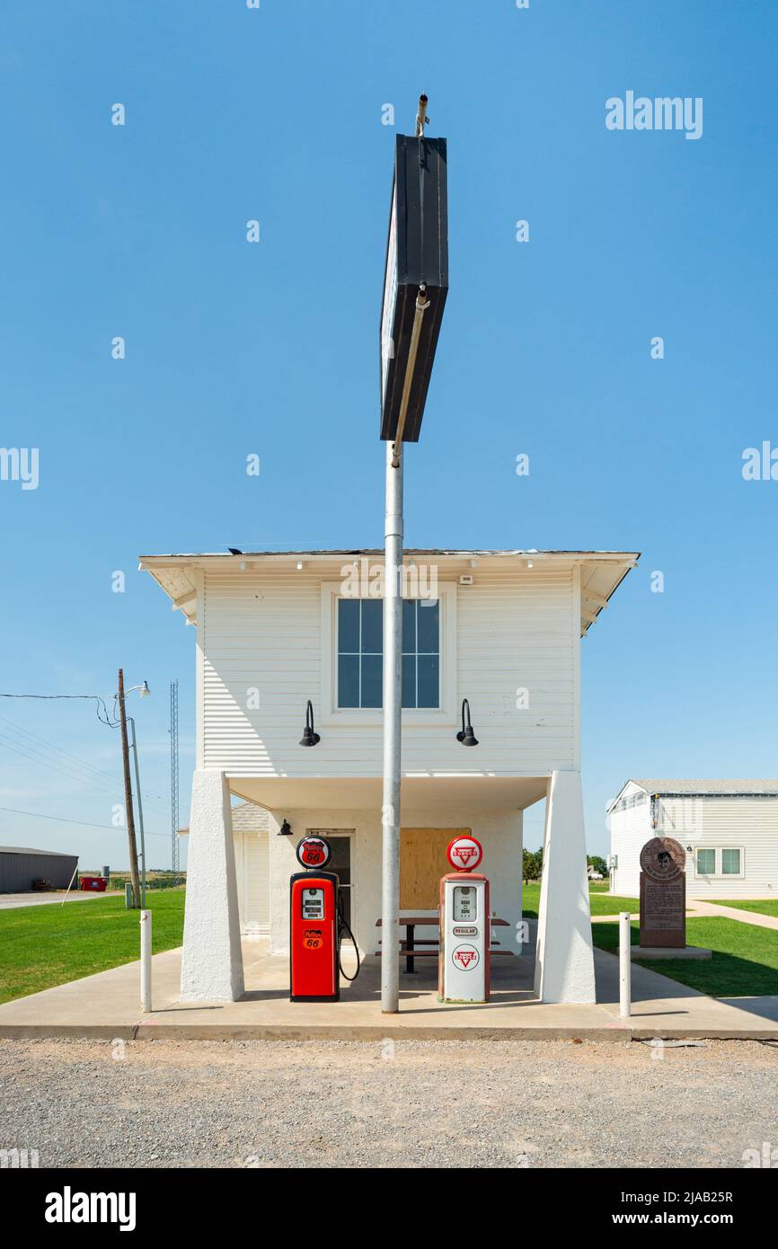 La storica stazione di servizio autostradale di Lucille, nota anche come stazione di servizio Provine, una stazione di servizio restaurata sulla Route 66, Hydro, Oklahoma, USA Foto Stock