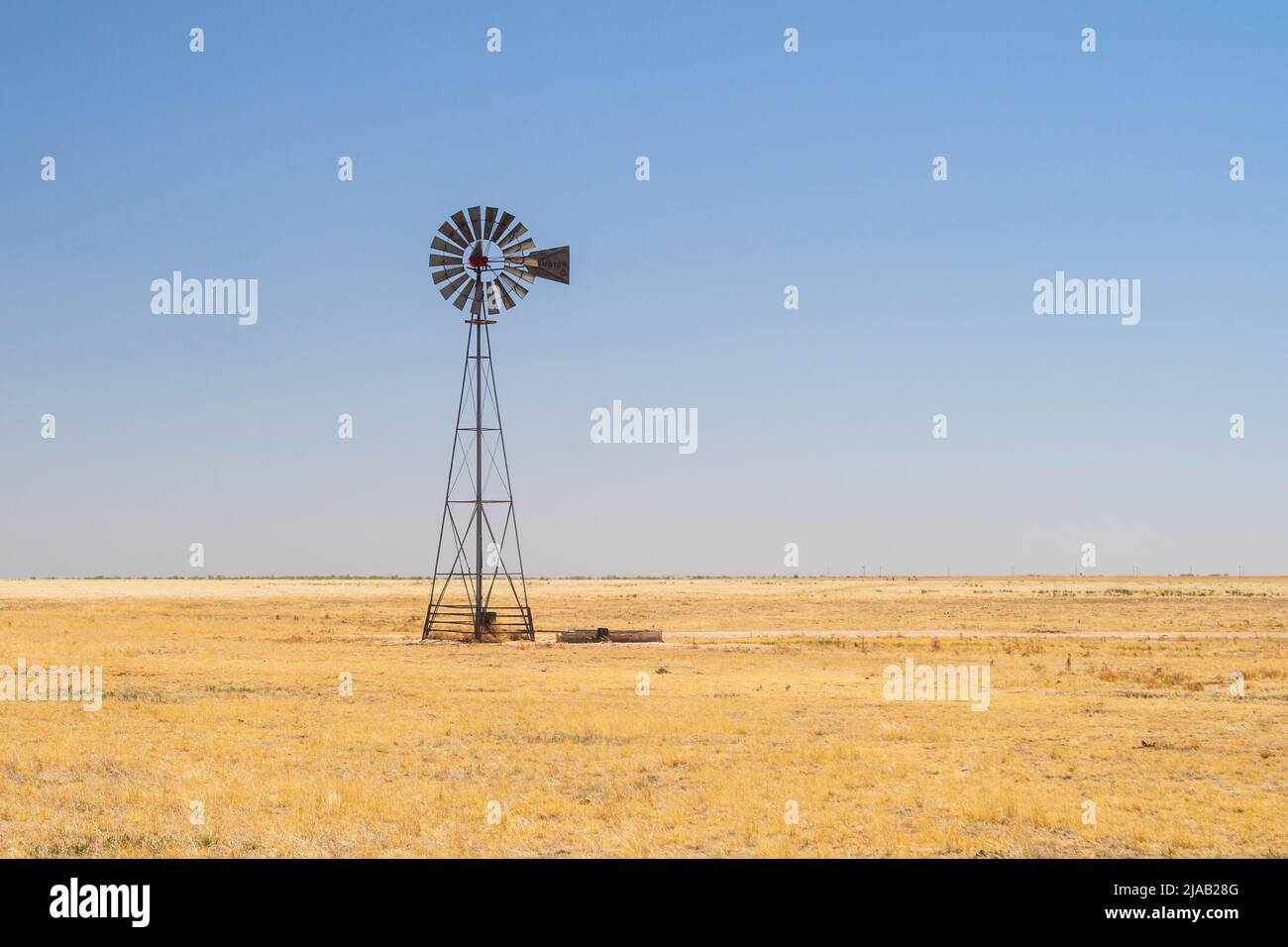Mulino a vento in metallo sulle pianure in Texas, USA Foto Stock