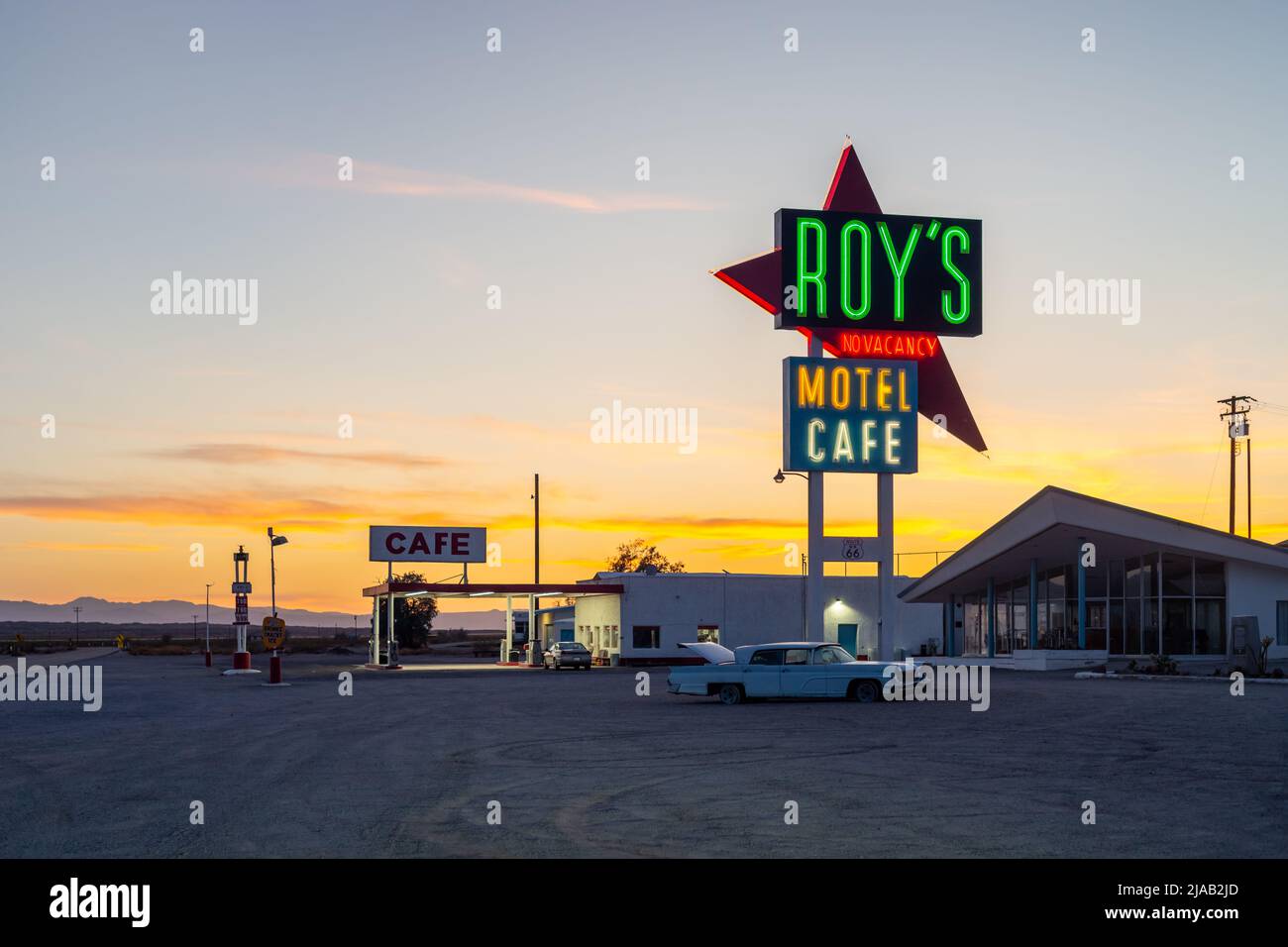 Distributore di benzina Roy's, motel e caffetteria, fermata della Route 66 ad Amboy, California, USA. Il grande segno al neon fu relit nel 2019. Foto Stock