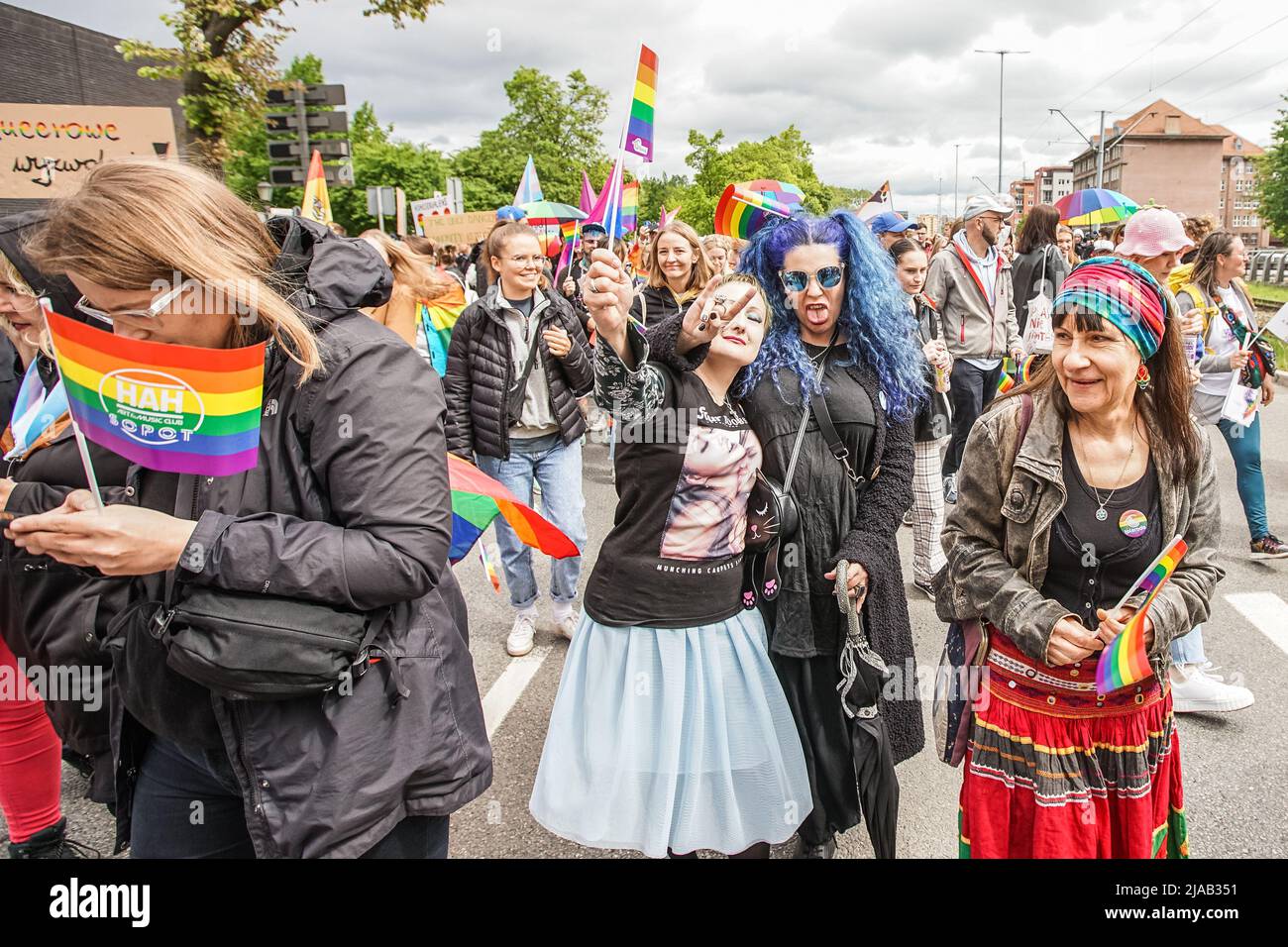 Danzica, Polonia. 28th maggio 2022. I partecipanti gay PRIDE che detengono bandiere e striscioni arcobaleno (movimento LGBT) con uguaglianza e slogan pro-gay sono visti a Gdansk, Polonia il 28 maggio 2022 Equality march è stata organizzata dai movimenti gay Rights per sostenere i diritti delle persone LGBTQ (gay, lesbiche, bisessuali, transgender e quier) in Polonia. Marzo è stato altamente custodito dalla polizia anti-sommossa. Credit: Vadim Pacajev/Alamy Live News Foto Stock