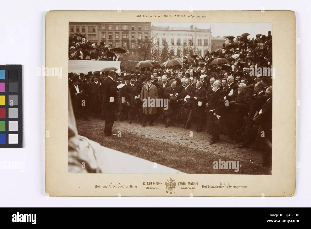 Inaugurazione del monumento di Brahms a Karlsplatz il 7 maggio 1908: Discorso del barone di Weckbecker (Società di Musica Freunde) al vice sindaco Neumayer. Verlag o k. u. k. Libreria universitaria R. Lechner (Wilh. Müller), fotografo, editore Foto Stock
