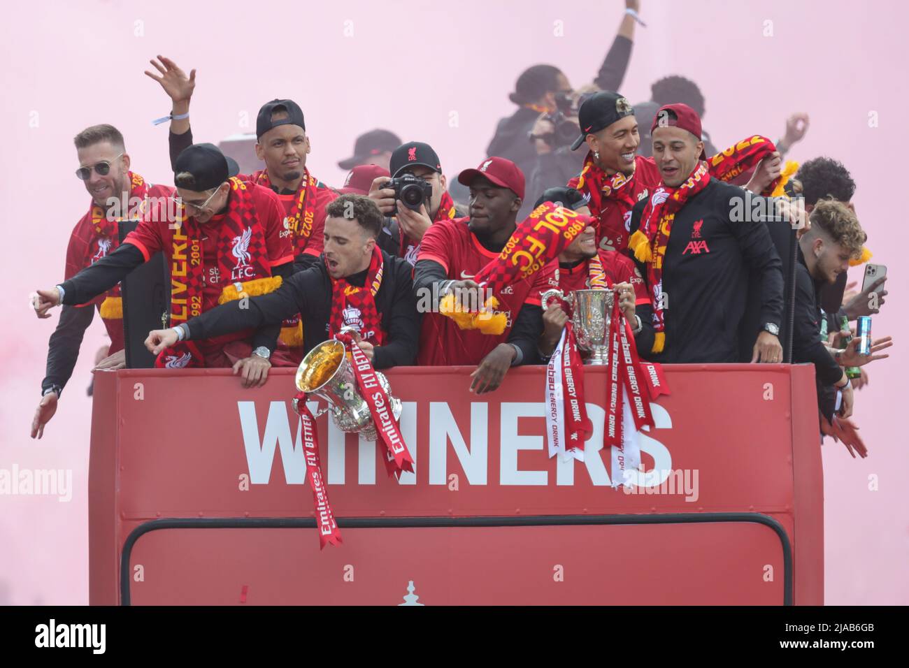 La squadra del Liverpool FC festeggia durante la sfilata di autobus open top attraverso la città con i tifosi dopo aver vinto sia la Carabao Cup che la fa Cup nella stagione 2021/22 Foto Stock