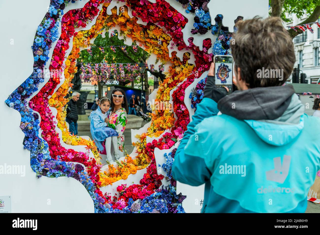 Londra, Regno Unito. 29th maggio 2022. La testa della Regina, originariamente creata per il Salone dei Fiori del 2016 per Cadogen - c'è generalmente un tema reale per celebrare il Giubileo del platino della Regina a Chelsea in Bloom, al margine del 2022 RHS Chelsea Flower Show. Credit: Guy Bell/Alamy Live News Foto Stock