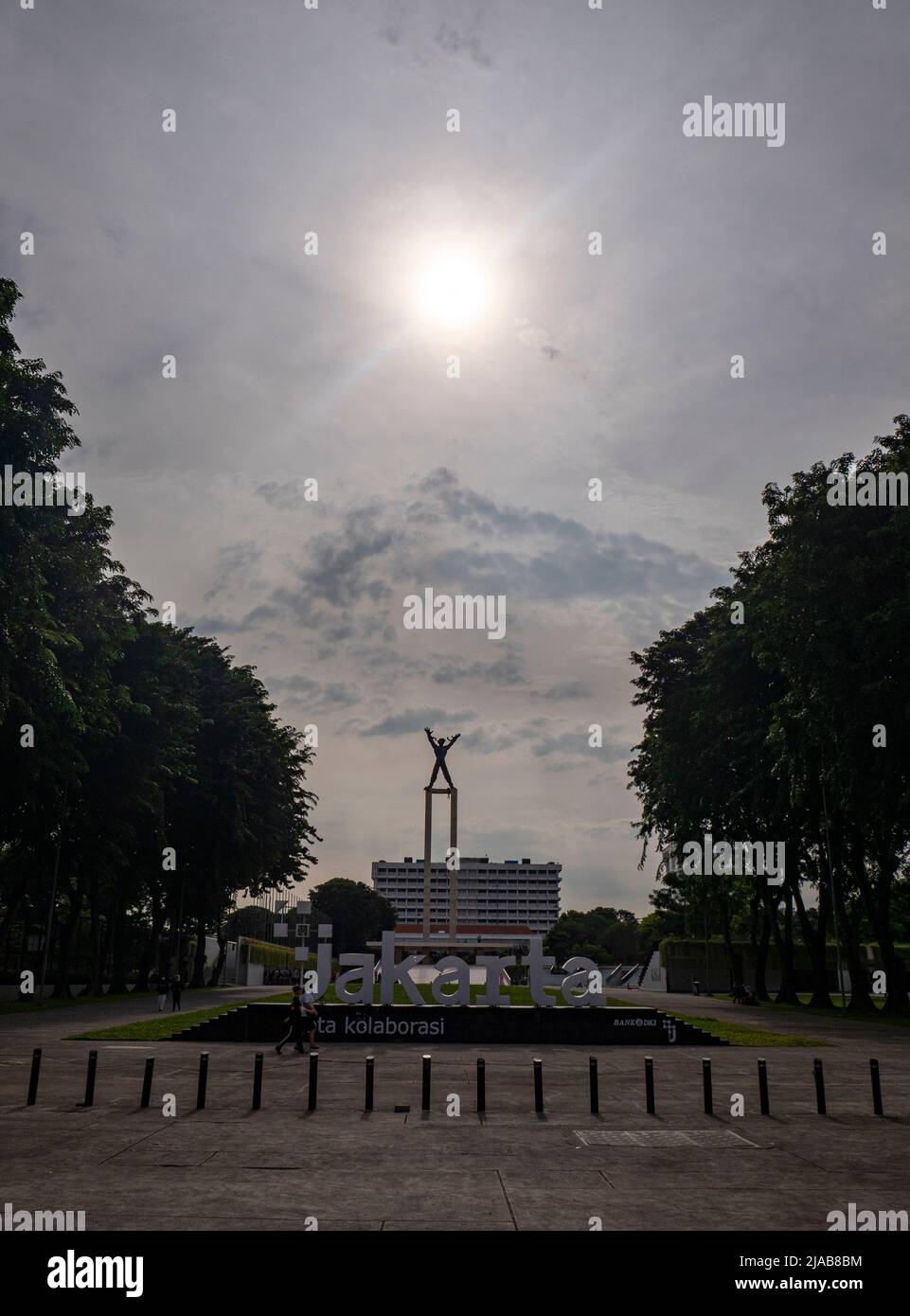 Giacarta, Indonesia - 10 maggio 2022: Il Monumento alla Liberazione dell'Iria Occidentale è un monumento modernista del dopoguerra situato in Piazza Banteng, Jakarta, Indonesia. Foto Stock