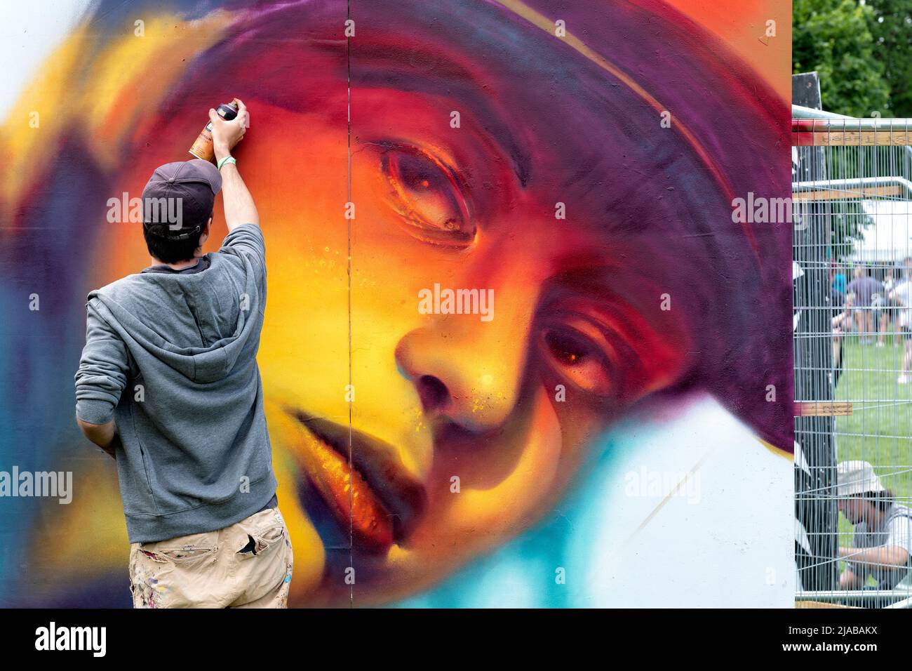 Bristol, Regno Unito. 28th maggio 2022. L'artista di strada, Jack Lack, lavora su un grande murale durante il festival Bristol Upfest, 2022. La più grande Street art d'Europa Foto Stock