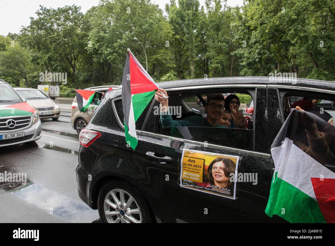 Berlino, Germania. 29th maggio 2022. I manifestanti pro-palestinesi si sono riuniti a Berlino il 29 maggio 2022 per una motocicletta che condannava la morte del giornalista palestinese-americano Shereen Abu Aqleh. (Foto di Michael Kuenne/PRESSCOV/Sipa USA) Credit: Sipa USA/Alamy Live News Foto Stock