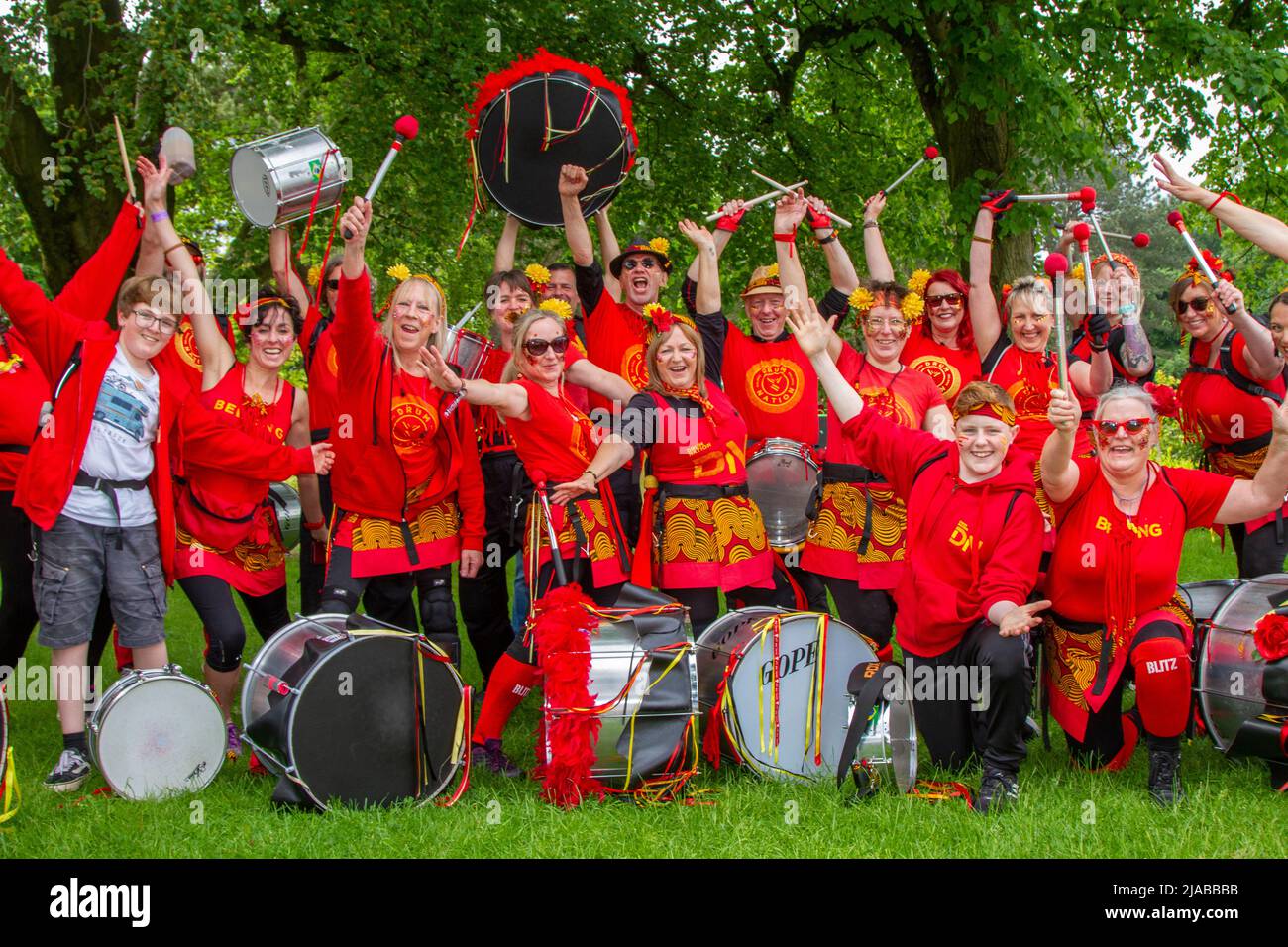 Drum Nation al Carabi Carnival 48th di Preston - una spettacolare mostra sulla cultura africana e caraibica. Design esotici e luminosi, costumi tropicali stravaganti, multicolore saturi e colorati di carnevale. Uno degli eventi annuali più emozionanti di Preston, con una processione attraverso le strade del centro della città. L'evento ha iniziato con una sfilata mozzafiato, che ha caratterizzato strani, sontuosi, abiti dai colori vivaci, fantastici costumi, ballare, e gruppi grovy in una strada stravaganza. Foto Stock