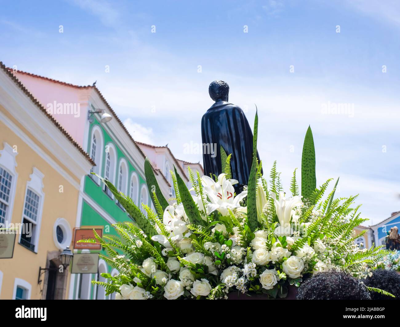 Salvador, Bahia, Brasile - 13 gennaio 2019: Fedeli in processione per le strade di Pelourinho a Salvador, Bahia, portando la lettiera della CA Foto Stock