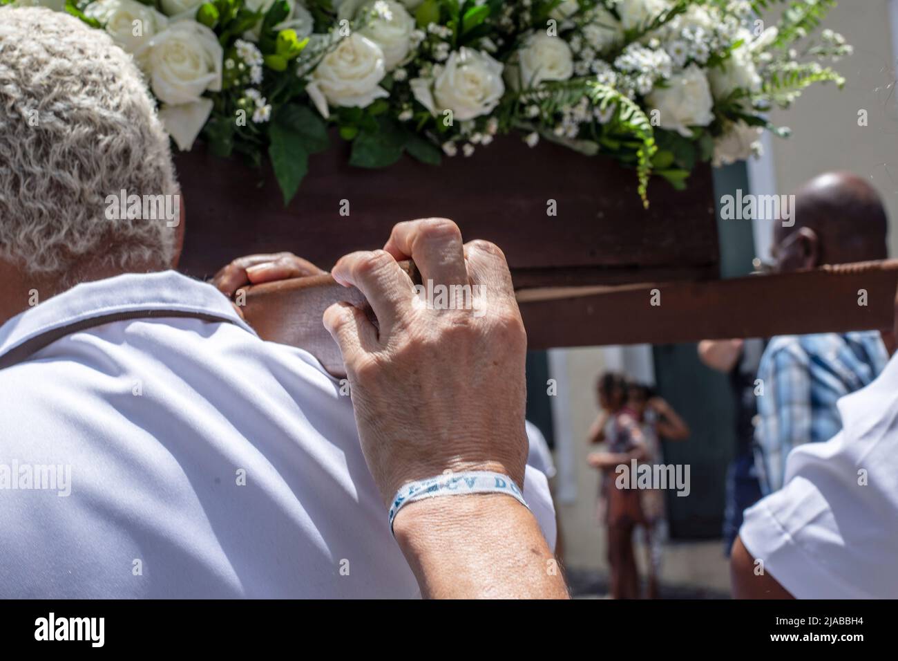 Salvador, Bahia, Brasile - 13 gennaio 2019: Fedeli in processione per le strade di Pelourinho a Salvador, Bahia, portando la lettiera della CA Foto Stock