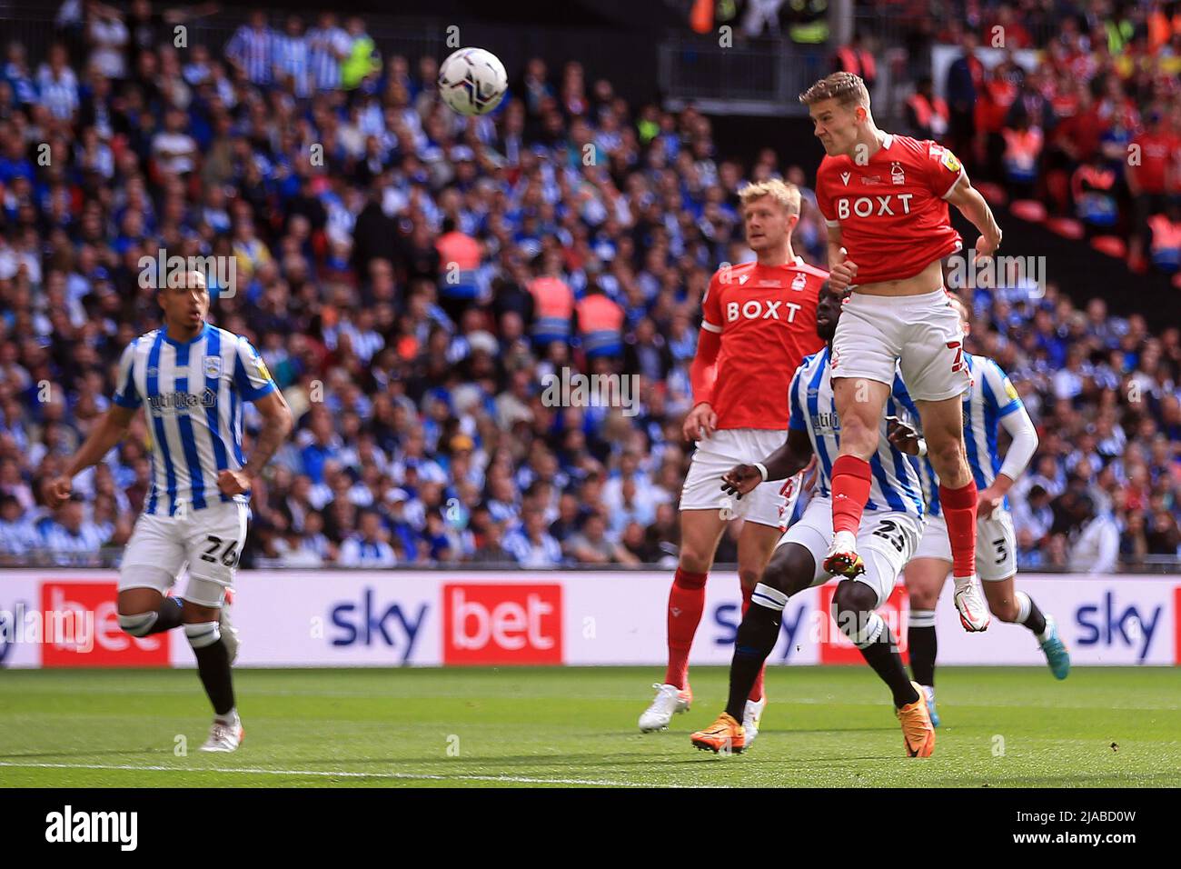 Londra, Regno Unito. 29th maggio 2022. Ryan Yates della foresta di Nottingham (R) testa alla meta. SkyBet EFL Championship play off final, Huddersfield Town / Nottingham Forest al Wembley Stadium di Londra domenica 29th maggio 2022. Questa immagine può essere utilizzata solo per scopi editoriali. Solo per uso editoriale, licenza richiesta per uso commerciale. No use in scommesse, giochi o un singolo club/campionato/giocatore publications.pic di Steffan Bowen/Andrew Orchard sport photography/Alamy Live News Credit: Andrew Orchard sports photography/Alamy Live News Foto Stock