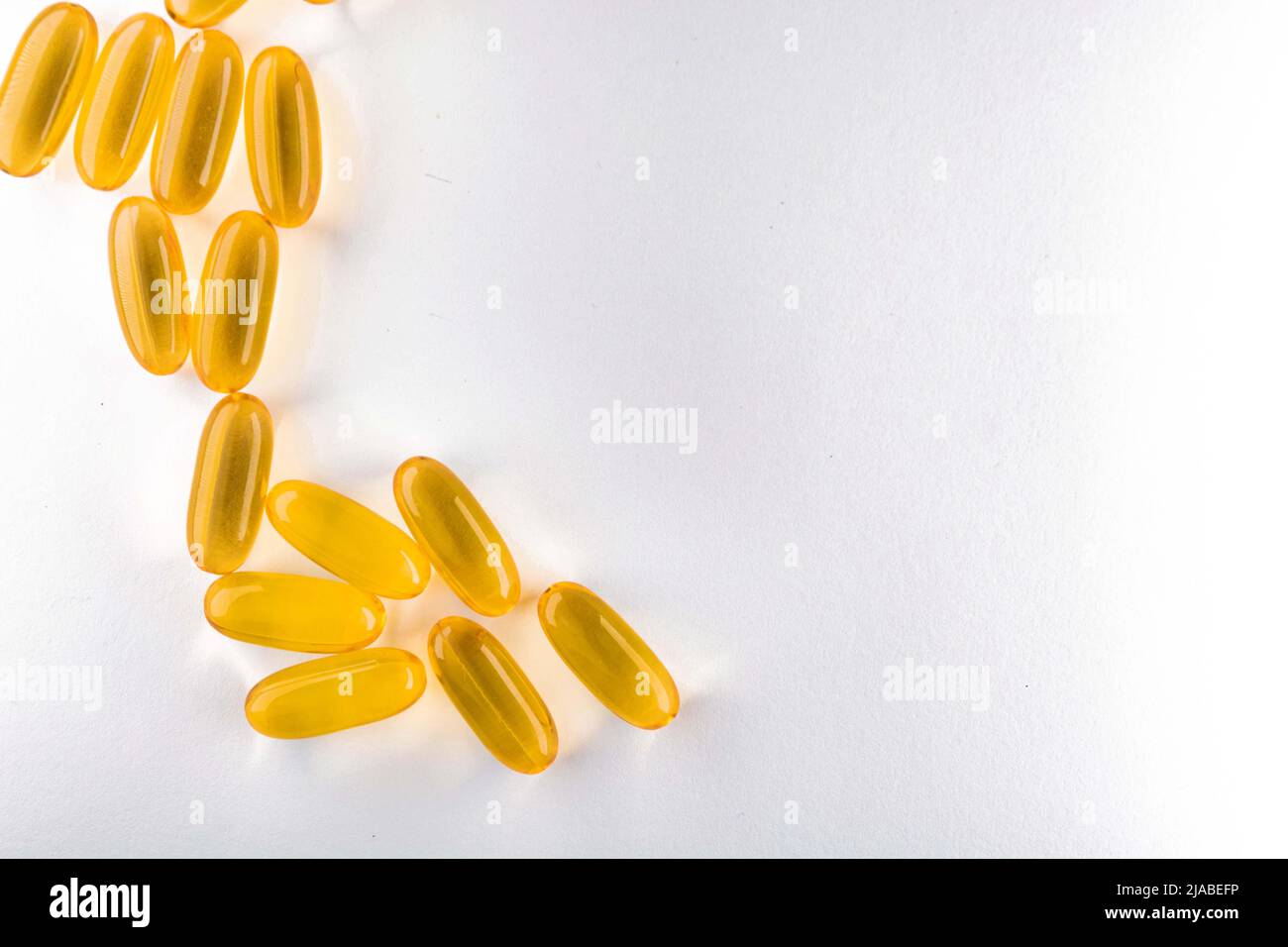 Pesce oleoso, in capsule, su sfondo bianco. Foto Stock