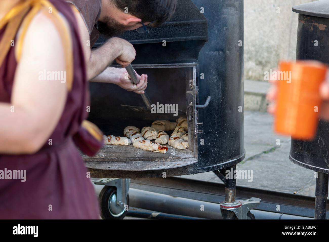 Pane con chorizo, ricetta tradizionale preparata in forno a legna. Cibo tradizionale in occasione di eventi o fiere tradizionali. Venditori di Street food e birra. Foto Stock