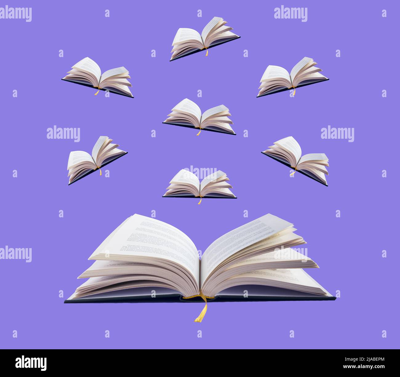 Love Reading Concept con libri in copertina rigida su sfondo viola. Aprì vecchi libri volando via. Formazione di base. Foto Stock
