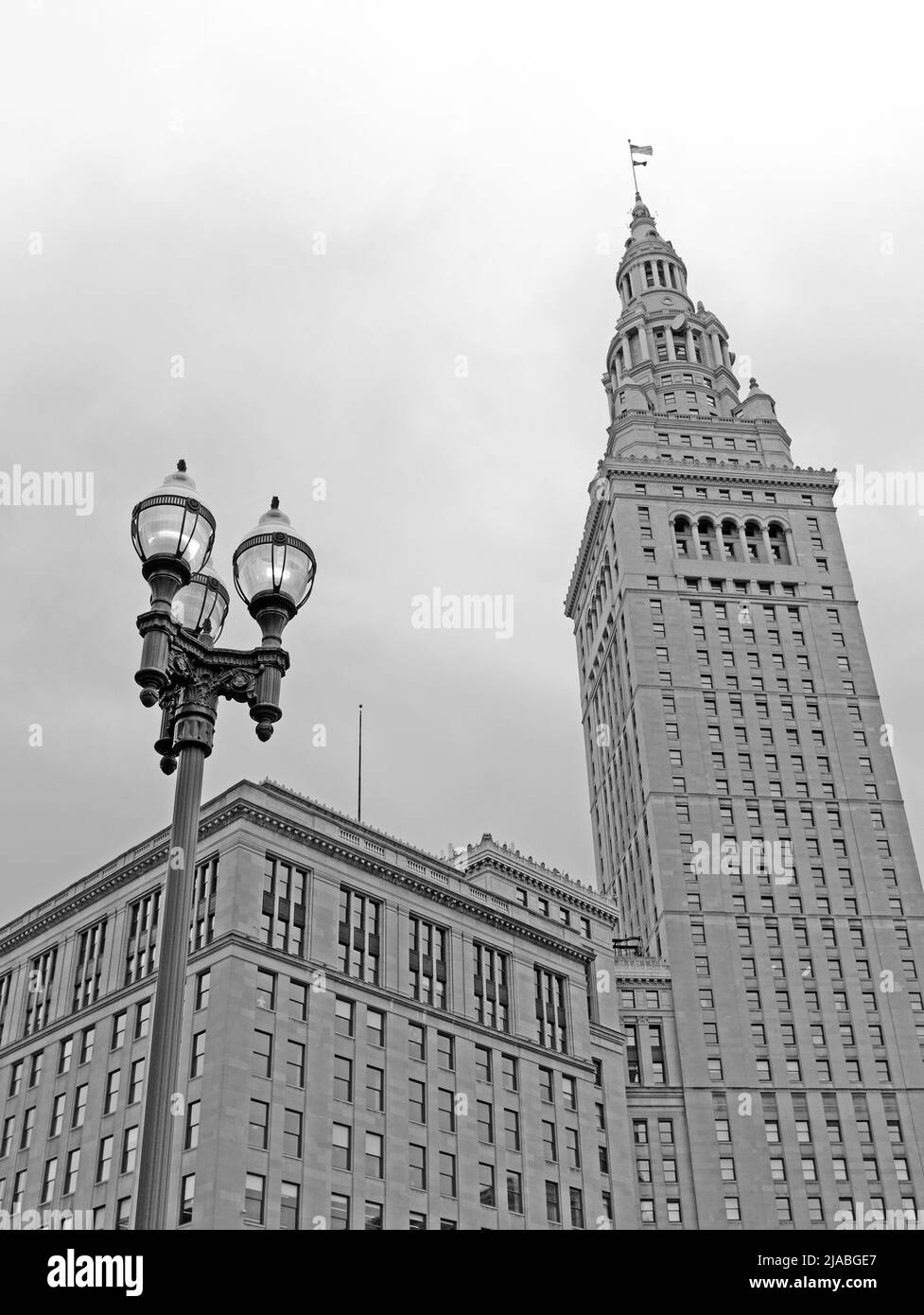Iconico e storico Terminal Tower Center nel centro di Cleveland, Ohio, USA in bianco e nero. L'edificio a 52 piani e' stato completato nel 1928 Foto Stock
