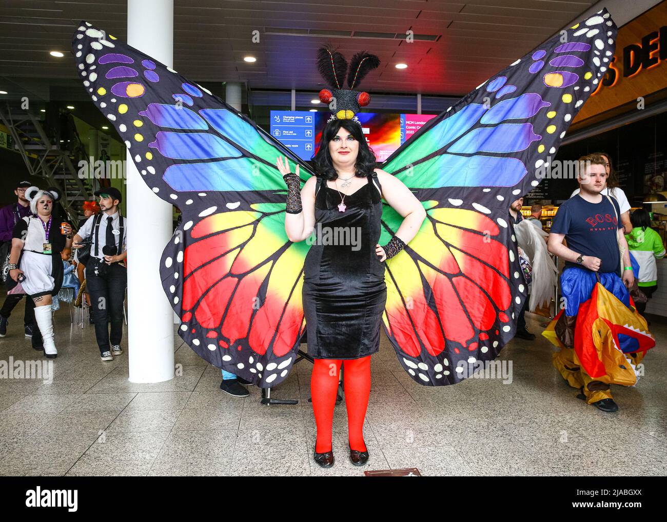 Londra, Regno Unito. 29th maggio 2022. Una donna in un bel vestito ispirato  alla farfalla. Cosplayers, personaggi in costume, appassionati di anime,  fumetti, giochi e film si riuniscono ancora una volta per