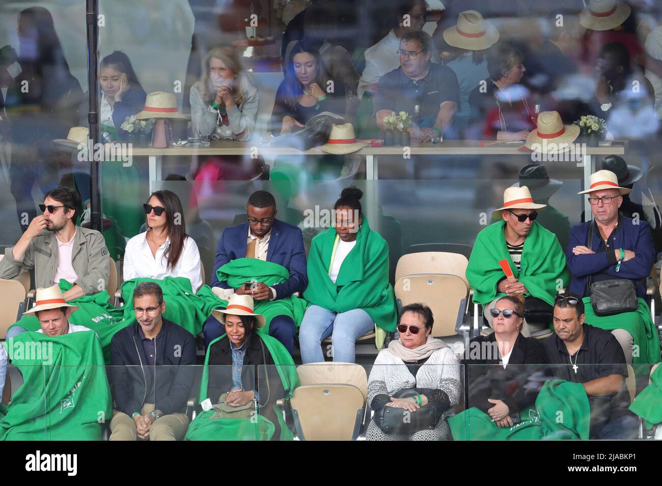 Parigi, Francia. 29th maggio 2022; Roland Garros, Parigi, Francia: Torneo Open di tennis francese: I fan si raffreddano sul Philippe Chartrier Credit: Action Plus Sports Images/Alamy Live News Foto Stock