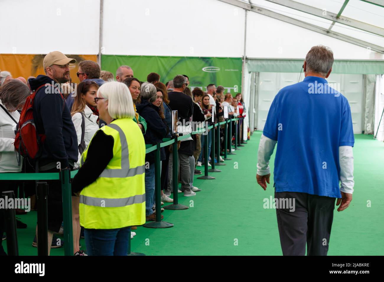 La folla si accadeva per vedere Stephen Fry e David Harewood al Festival di Hay. Foto Stock