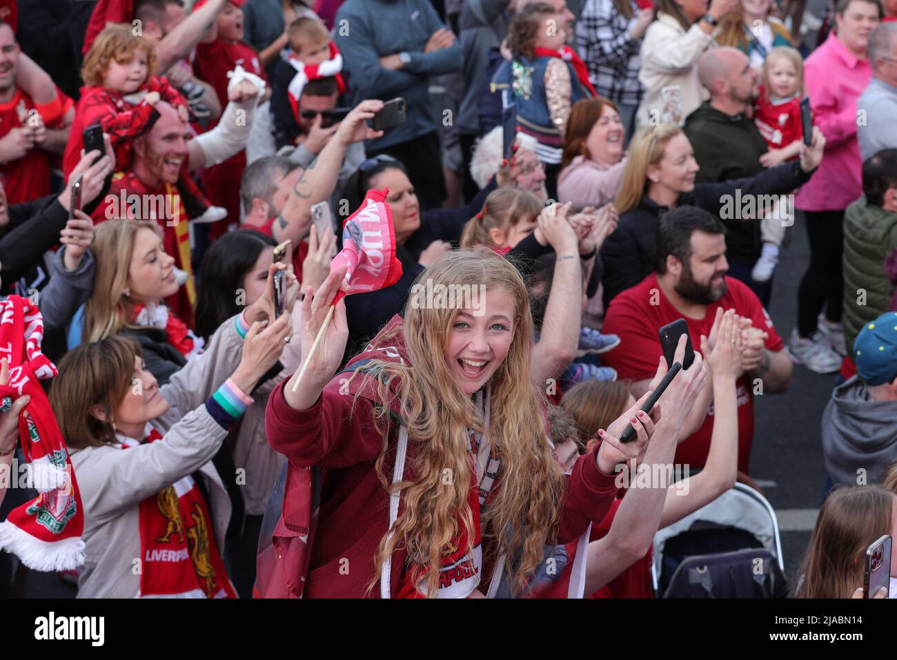 I tifosi acclamano la squadra del Liverpool FC mentre festeggiano durante la sfilata di autobus scoperto attraverso la città dopo aver vinto sia la Carabao Cup che la fa Cup nella stagione 2021/22 Foto Stock