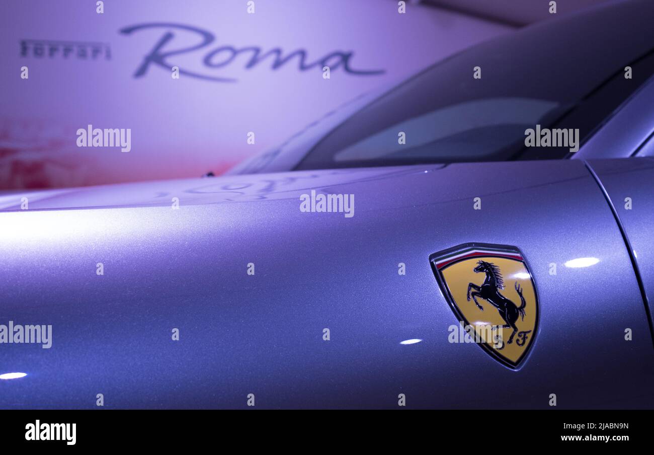 Modena, Italia - 14 luglio 2021: Il logo giallo cavallo di Prancing sul modello Ferrari Roma tipo F169 parafango anteriore grigio vettura sportiva italiana ad alte prestazioni in M Foto Stock