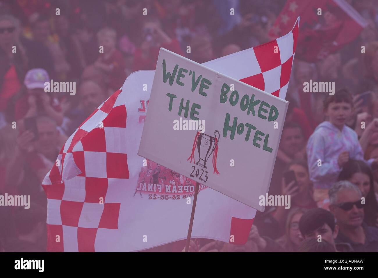 I tifosi hanno in mano un banner con la scritta “abbiamo prenotato l’hotel 2023”, in occasione della festa della squadra del Liverpool FC durante la sfilata di autobus scoperto attraverso la città dopo aver vinto sia la Carabao Cup che la fa Cup nella stagione 2021/22 Foto Stock