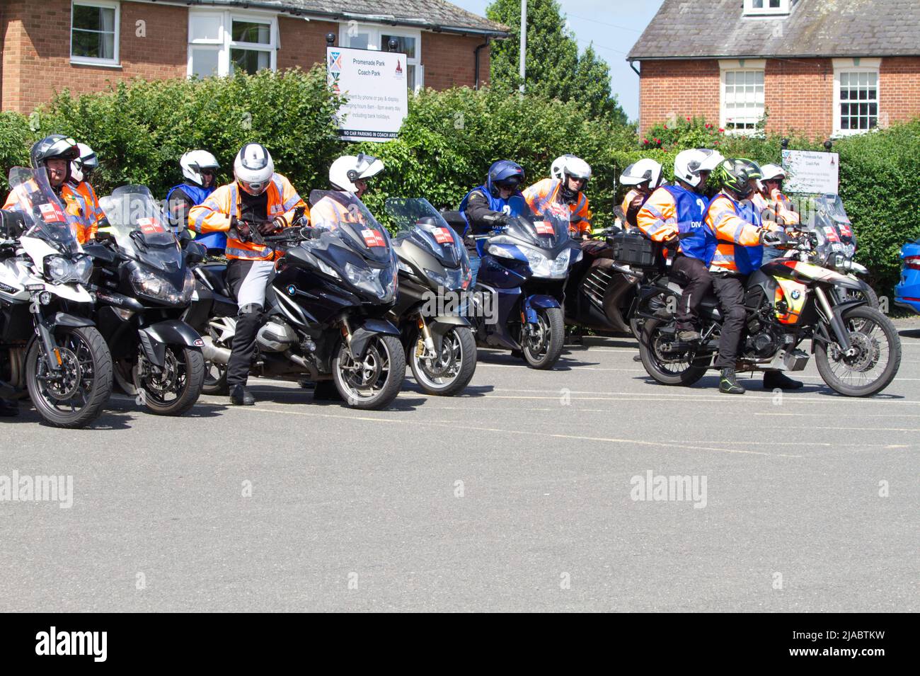 Fase uno della gara ciclistica femminile RideLondon Classique 2022 a Maldon, Essex. Motociclette e motociclisti che si preparano a percorrere il percorso. Foto Stock