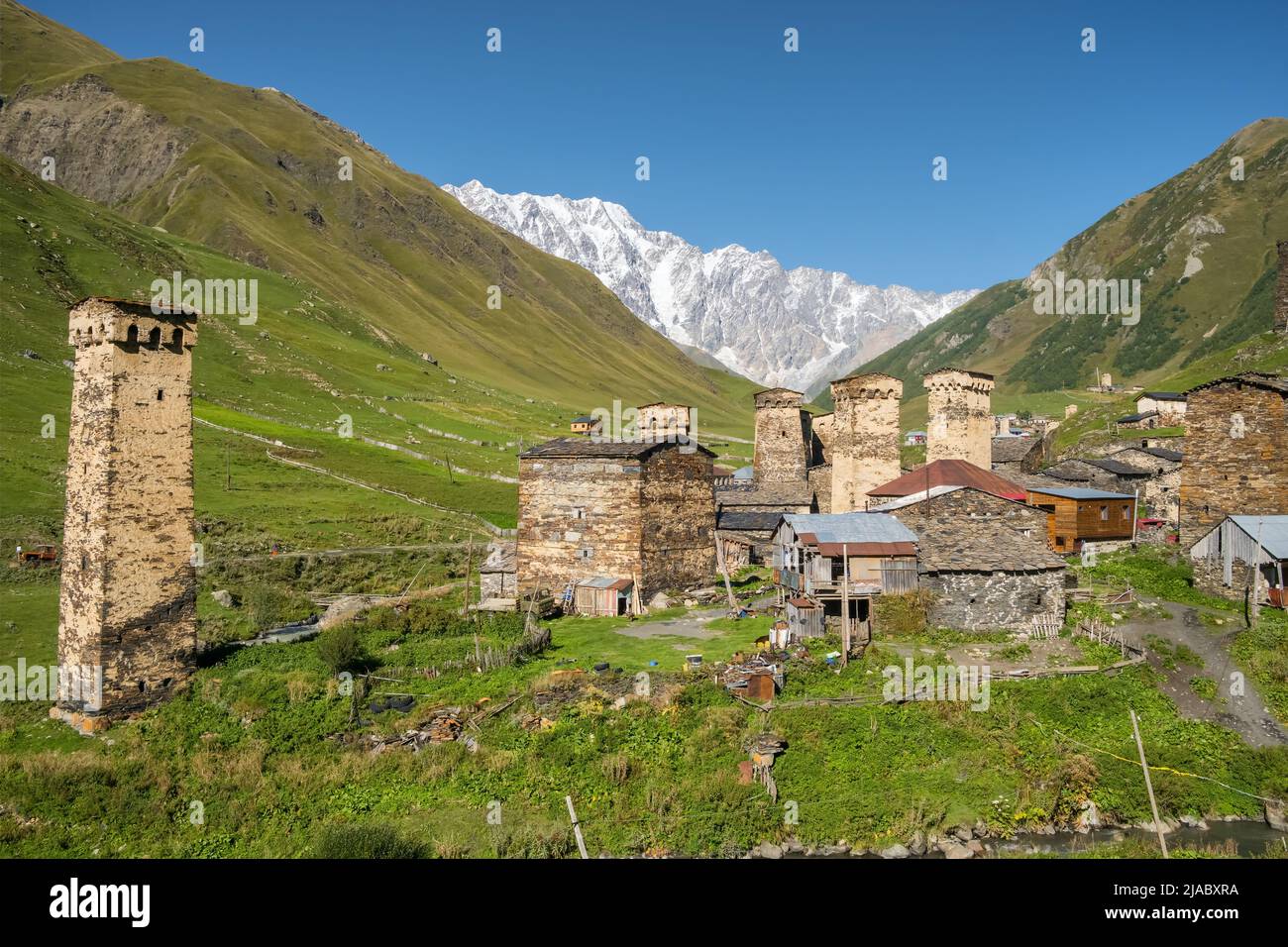Grande panorama del villaggio di Ushguli nella regione di Svaneti in Georgia. Foto Stock
