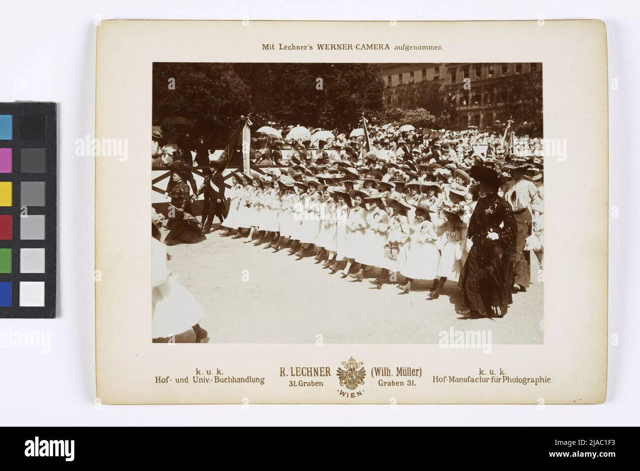 Hability treno della gioventù della scuola di Vienna a Schillers 100th anniversario il 7 maggio 1905: La pageant (ragazza) di fronte alla tribuna su Schillerplatz. Verlag o k. u. k. Libreria universitaria R. Lechner (Wilh. Müller), fotografo, editore Foto Stock