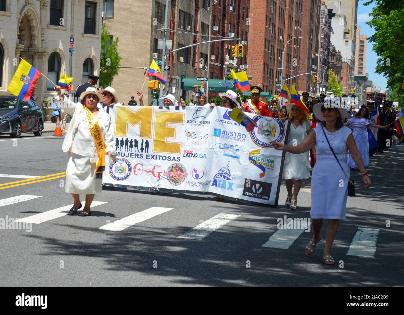 I partecipanti che onorano il banner, marzo Way up Central Park West a New York City durante l'annuale Parata del giorno dell'Indipendenza ecuadoriana il 29 maggio 2022. Foto Stock