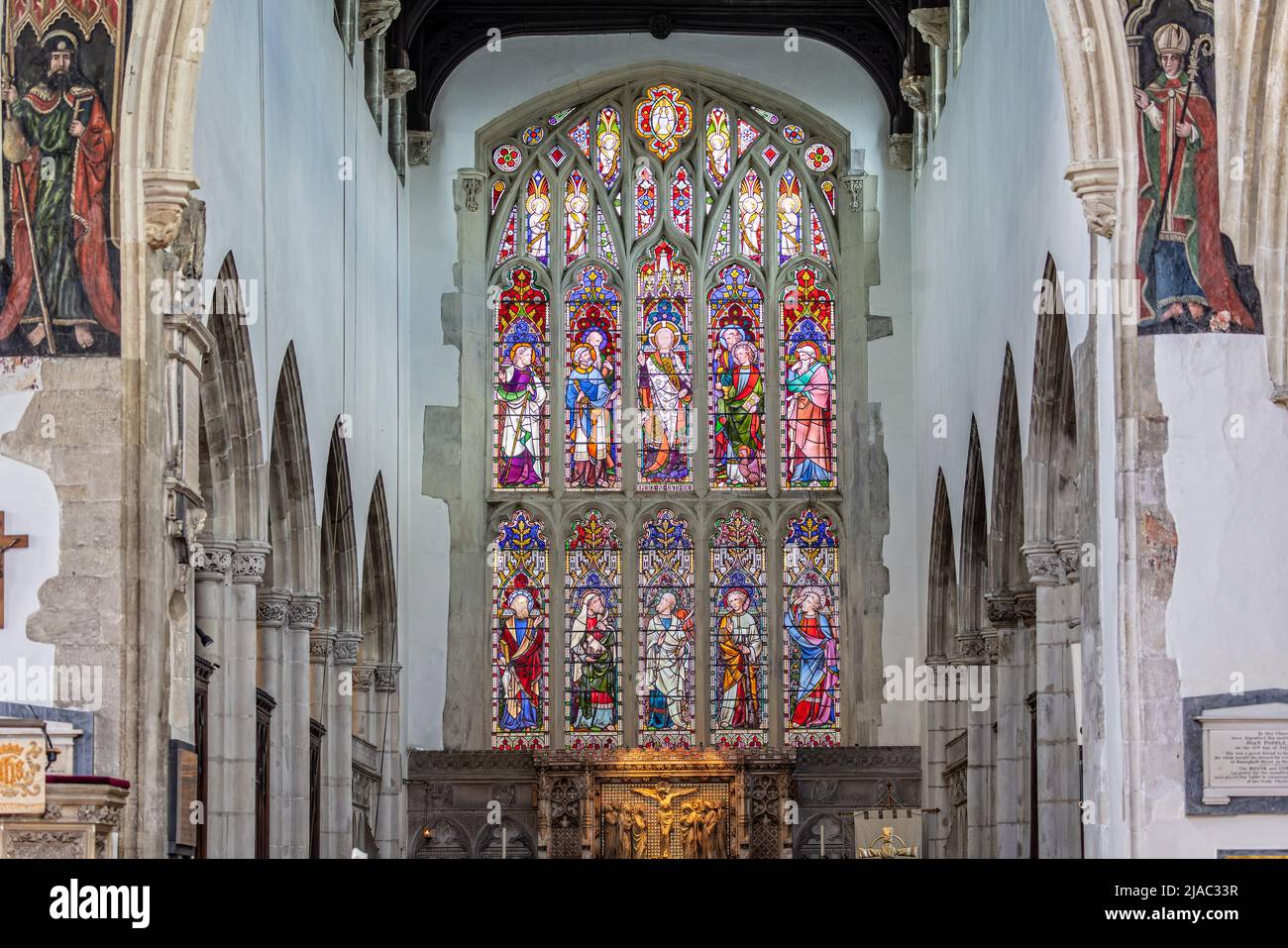 Vetrate risalenti al 12th secolo nella chiesa di St Thomas Becket, Salisbury, Wiltshire, Regno Unito, il 28 maggio 2022 Foto Stock