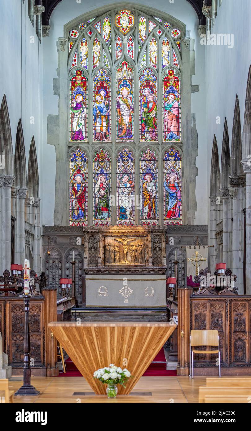 Vetrate risalenti al 12th secolo e altare nella chiesa di St Thomas Becket, Salisbury, Wiltshire, Regno Unito, il 28 maggio 2022 Foto Stock