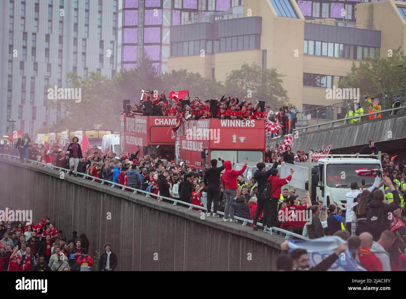 La squadra del Liverpool FC festeggia durante la sfilata di autobus open top attraverso la città con i tifosi dopo aver vinto sia la Carabao Cup che la fa Cup nella stagione 2021/22 Foto Stock