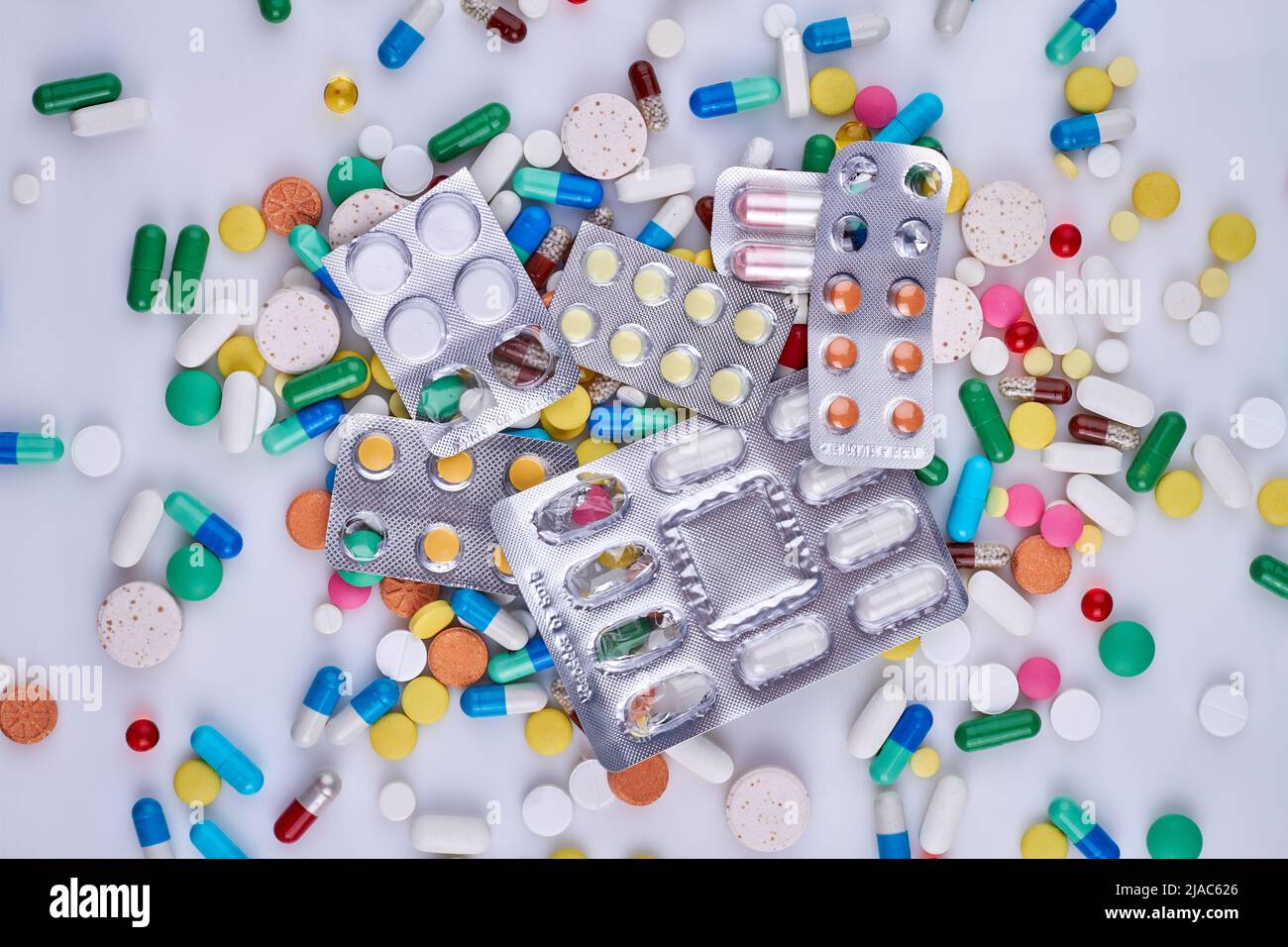Pillole mediche miste e vesciche isolate su sfondo bianco. Primo piano di varie compresse mediche. Foto Stock