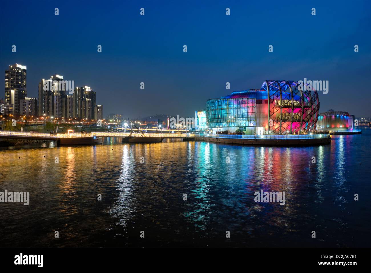 Alcuni edifici di Sevit su isole galleggianti artificiali situate vicino al Ponte di Banpo illuminato di notte, Seoul, Corea del Sud Foto Stock