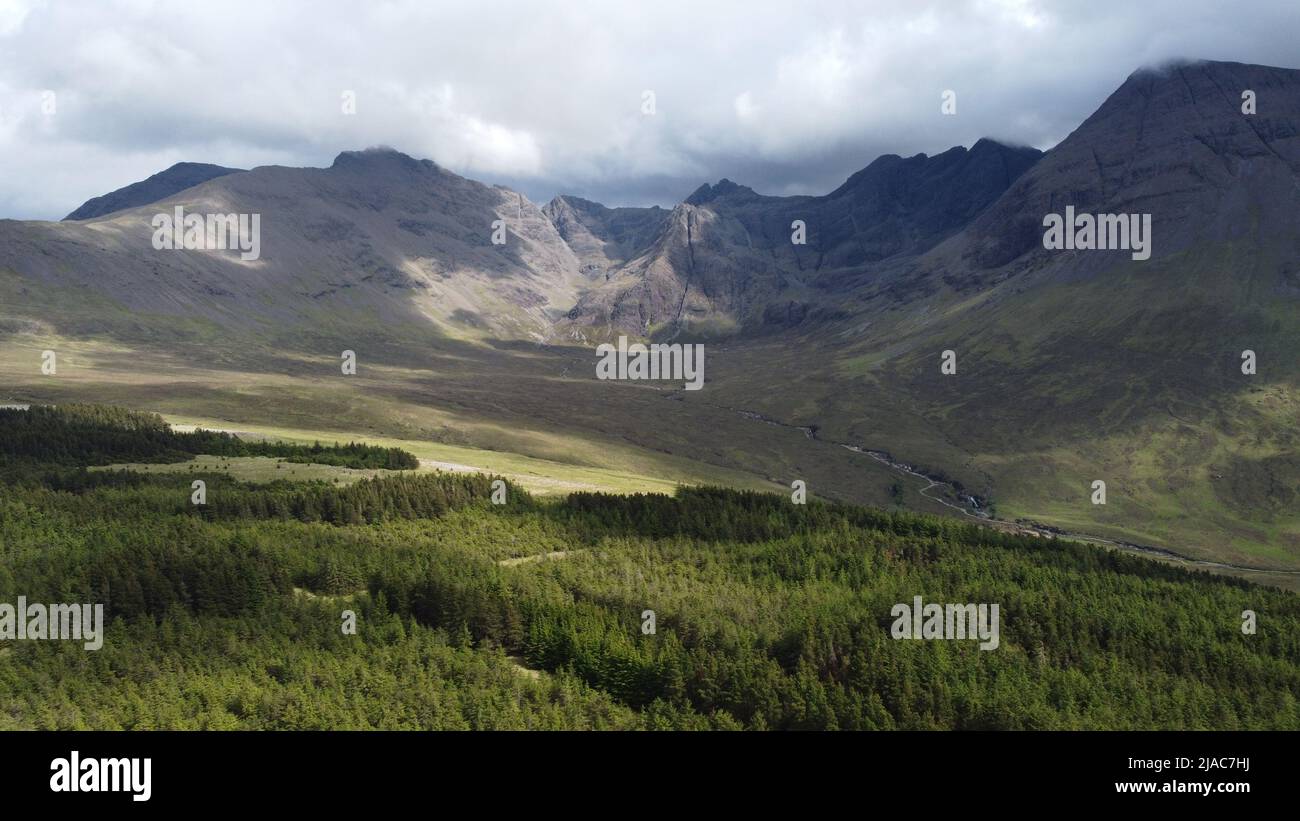 Vista aerea delle colline di Cullin sull'isola di Skye, Scozia, Regno Unito Foto Stock