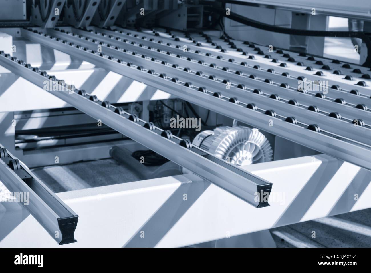 Trasportatore a rulli per la produzione di mobili per la formazione di parti di mobili& produzione di mobili. Primo piano, concetto industriale Foto Stock