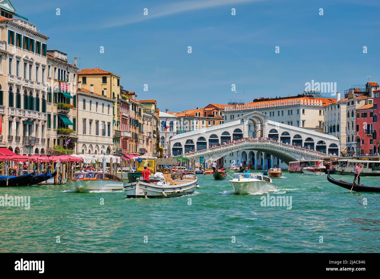Ponte di Rialto con barche e gondole. Canal Grande, Venezia, Italia Foto Stock