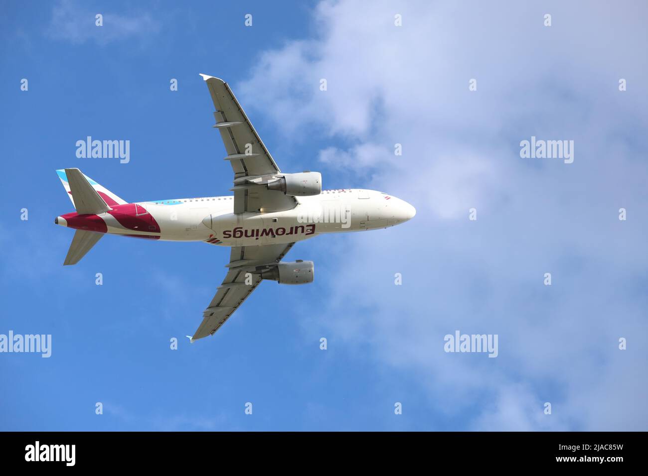 Startendes Flugzeug Eurowings. * Aeroplano ascendente Eurowings. Credit: Momenti di aviazione / Alamy Stock Foto Foto Stock