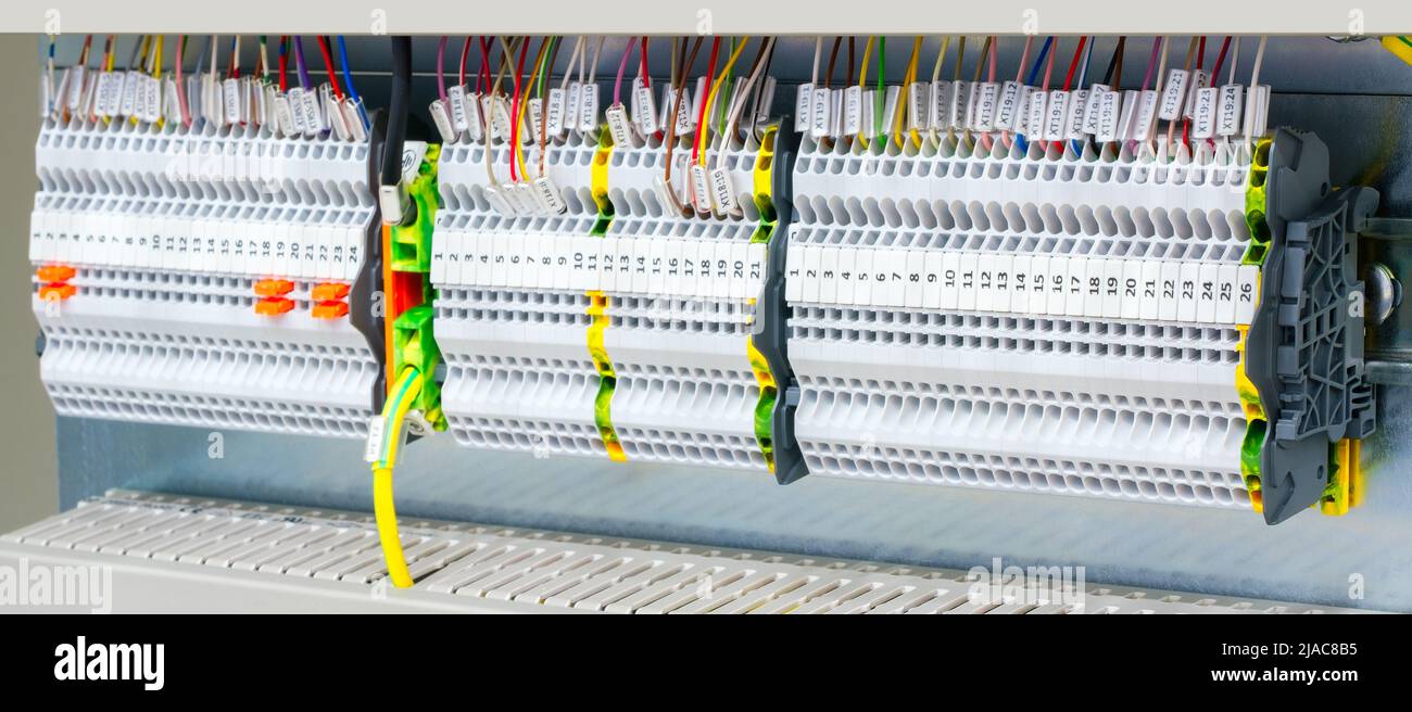 Fili colorati in una scatola di distribuzione di un'elettricità, pannello di controllo PLC con cablaggio, pannello di controllo elettrico per alimentazione e distribuzione elettrica Foto Stock