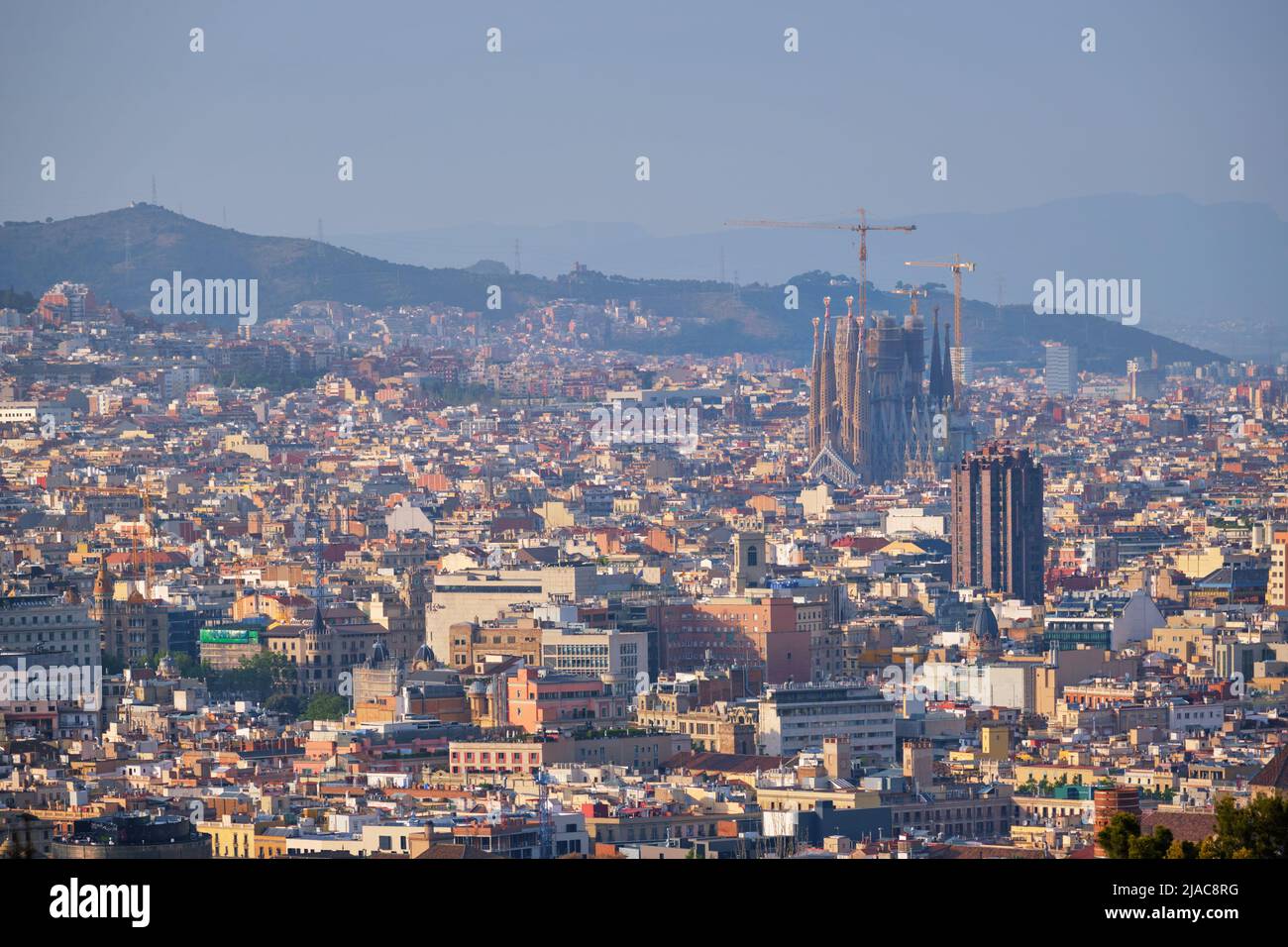 Città di Barcellona con Sagrada Familia, Spagna Foto Stock