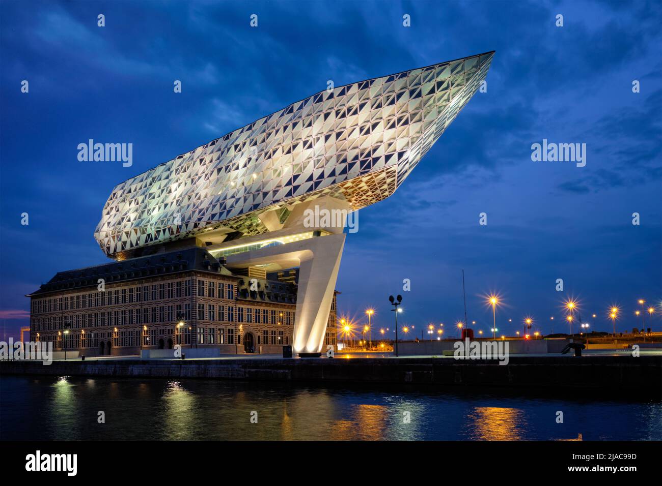 Casa autorità portuale (Porthuis) progettato dai famosi architetti Zaha Hadid. Anversa, Belgio Foto Stock