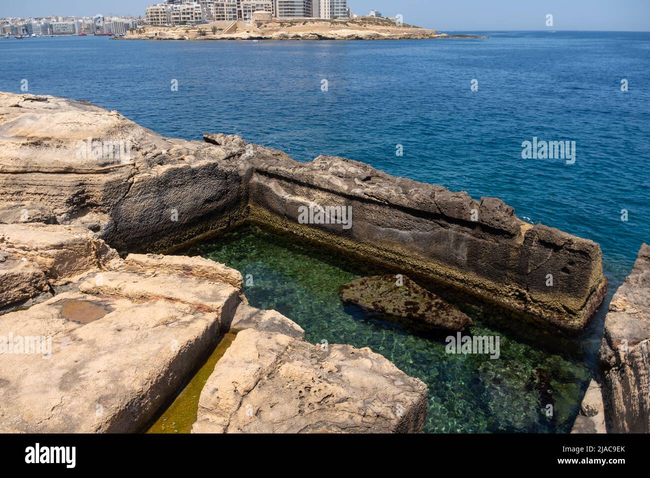 Piscina scolpita nella roccia, la Valletta, Malta Foto Stock