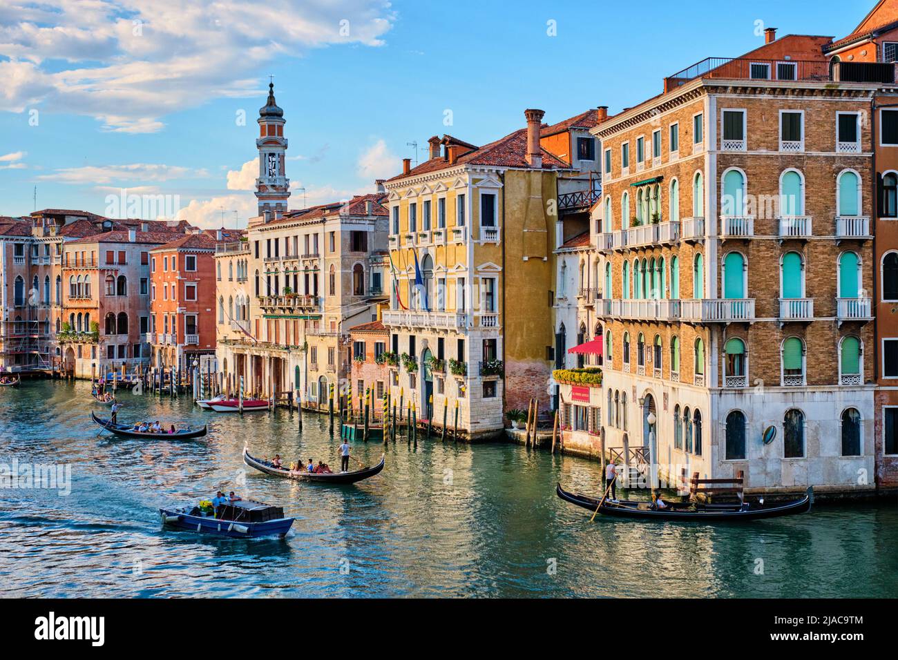 Canal Grande con barche e gondole al tramonto, Venezia, Italia Foto Stock