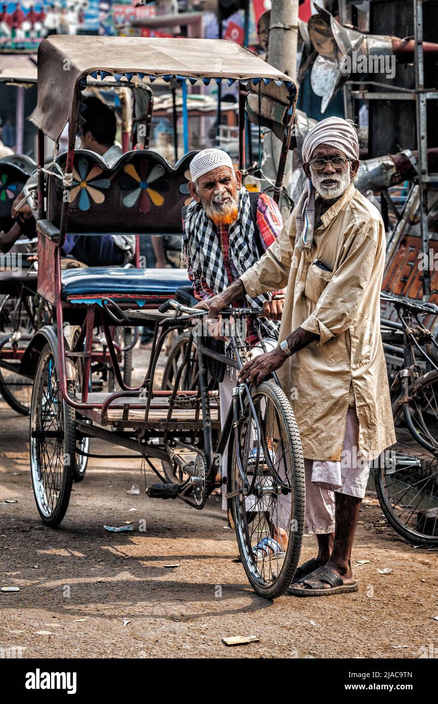 Rickshaws biciclette nella strada di Agra, Uttrar Pradesh, India Foto Stock