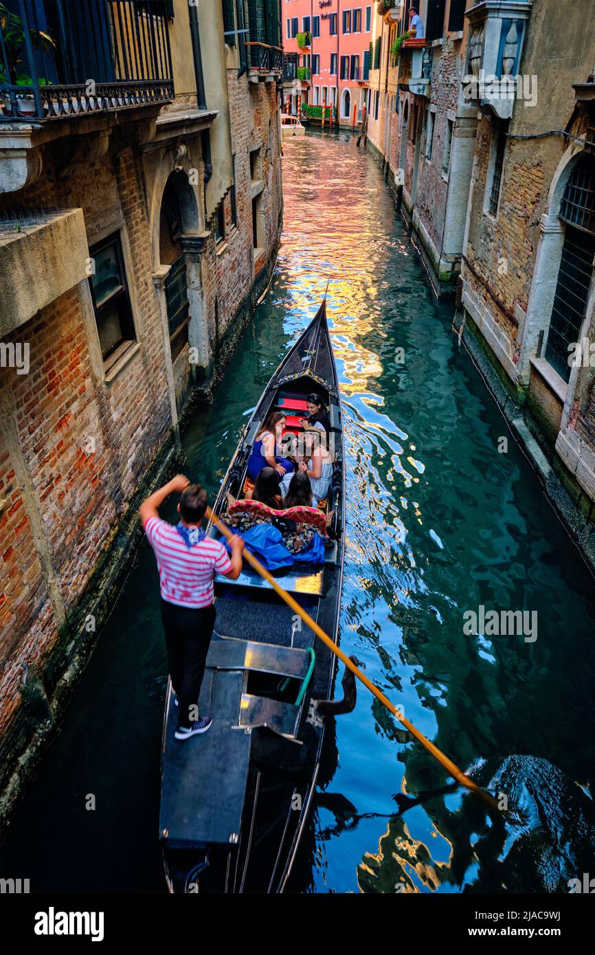 Stretto canale con gondola a Venezia, Italia Foto Stock