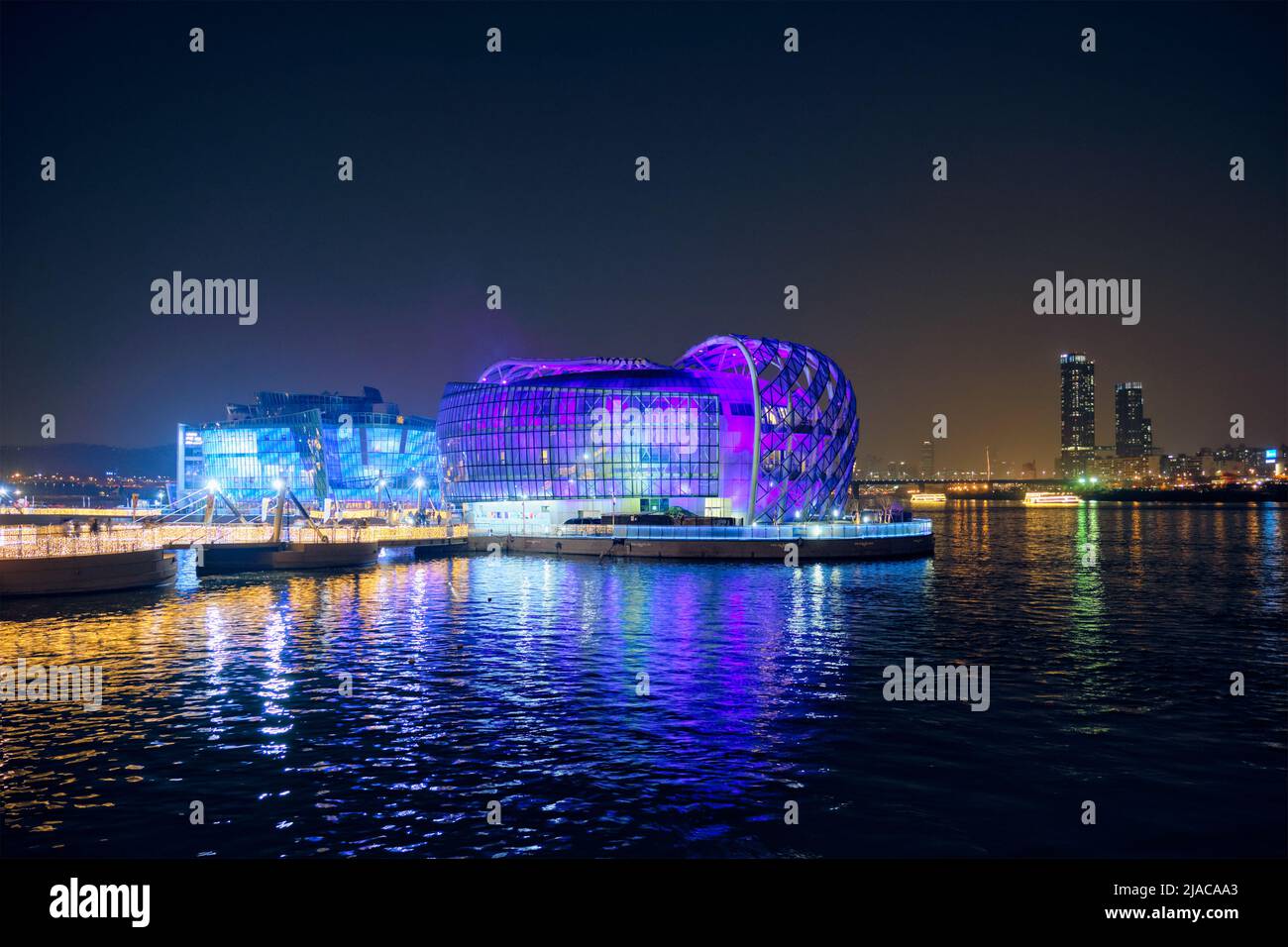 Alcuni edifici di Sevit su isole galleggianti artificiali situate vicino al Ponte di Banpo illuminato di notte, Seoul, Corea del Sud Foto Stock