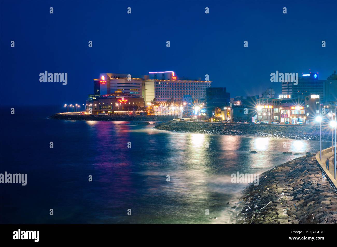 Jeju resort città illuminata di notte, Jeju isola, Corea del Sud Foto Stock