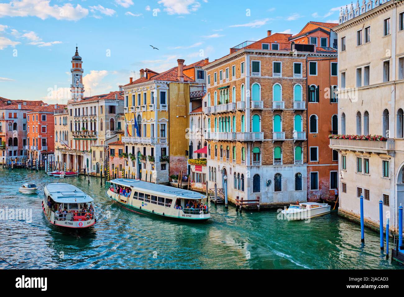 Canal Grande con barche e gondole al tramonto, Venezia, Italia Foto Stock