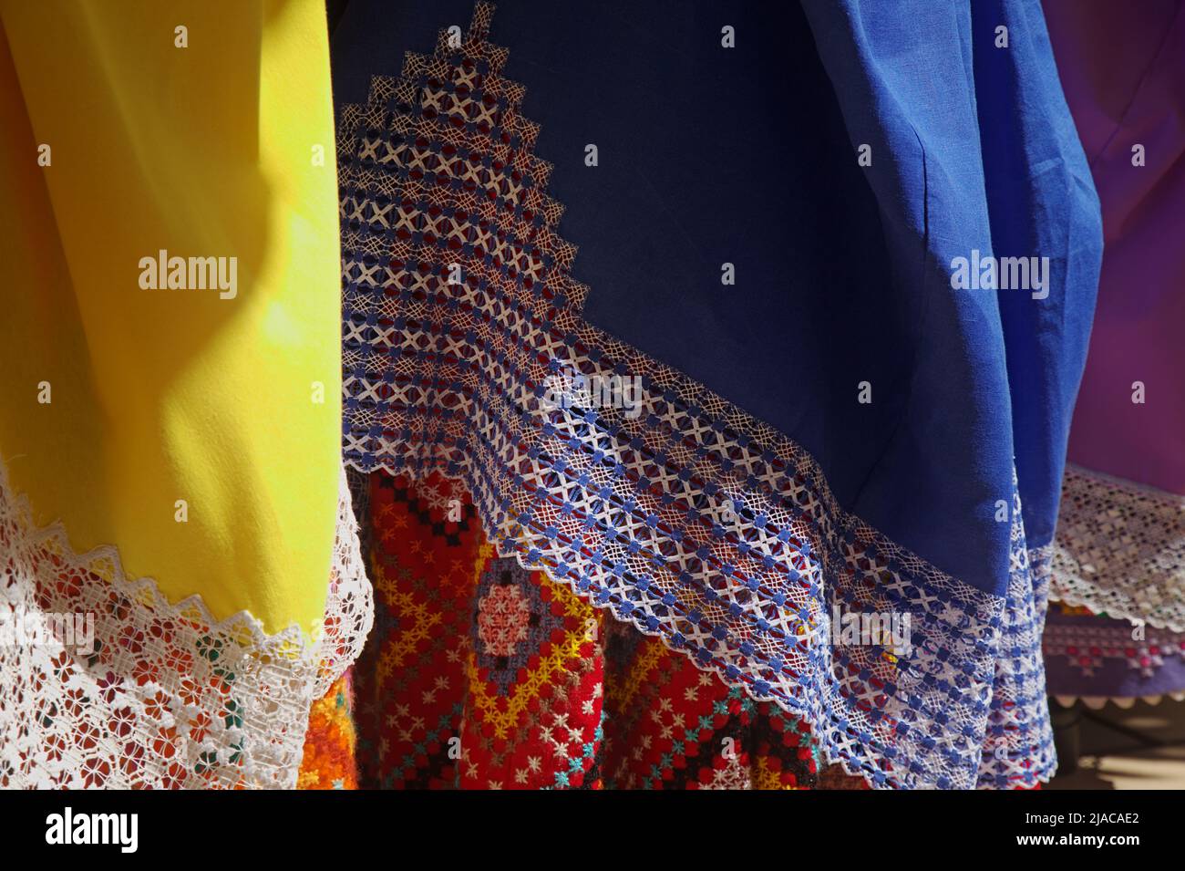 Dettagli in costume delle Isole Canarie tradizionali - gonne con inserti in pizzo Foto Stock